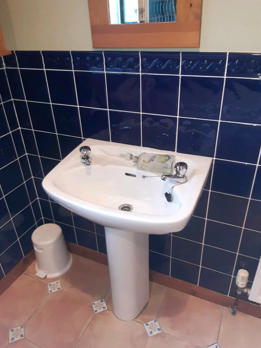 Bathroom suite - Image 4