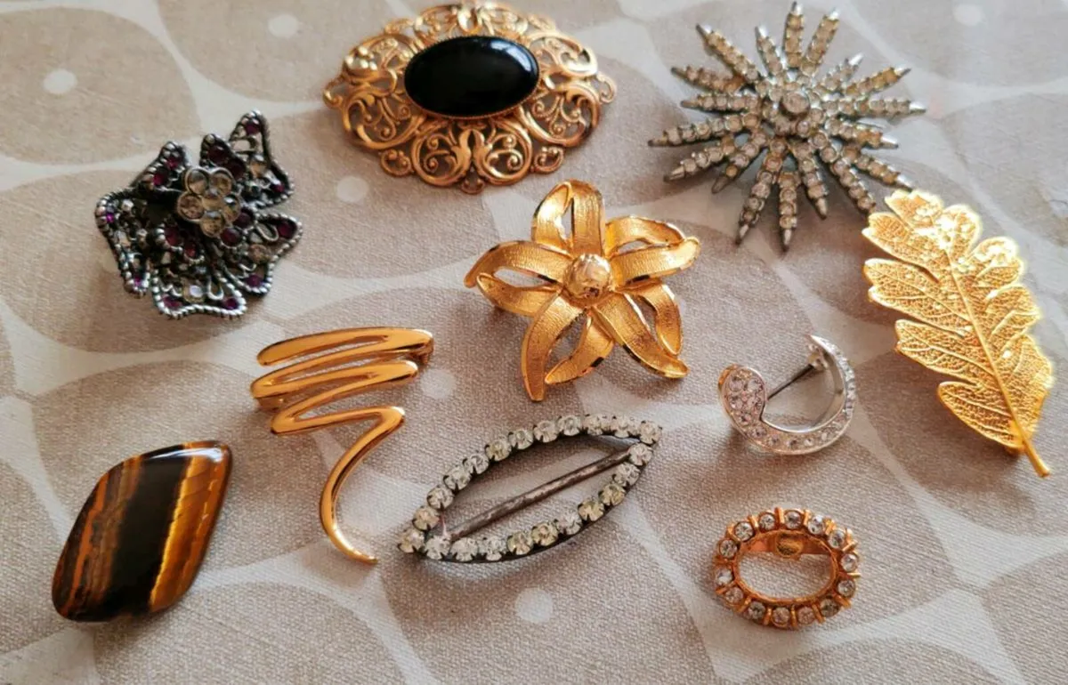 8 brooches and 2 scarf rings - Image 1