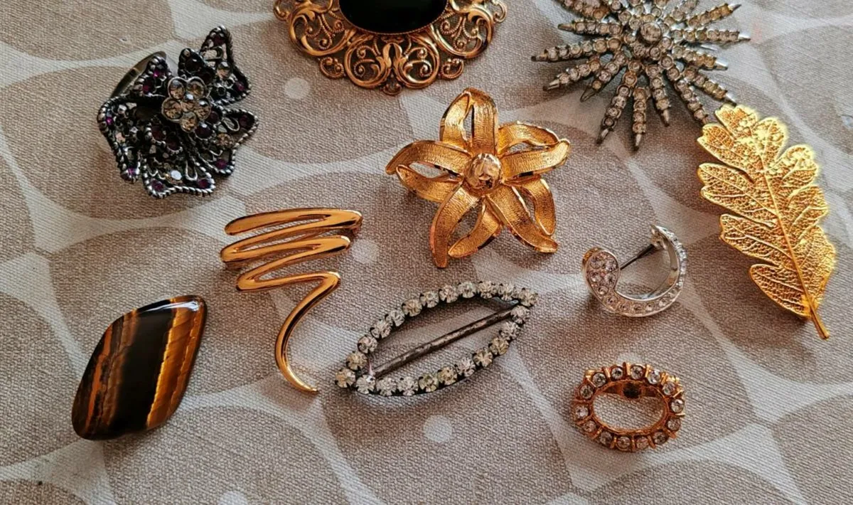 8 brooches and 2 scarf rings - Image 2
