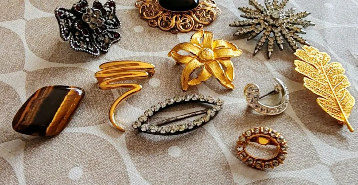 8 brooches and 2 scarf rings - Image 3