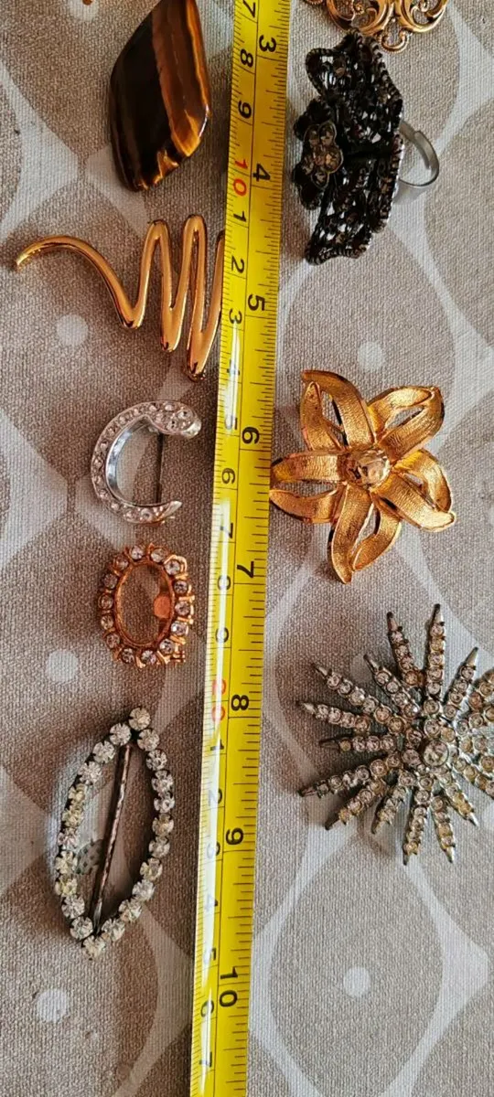 8 brooches and 2 scarf rings - Image 4