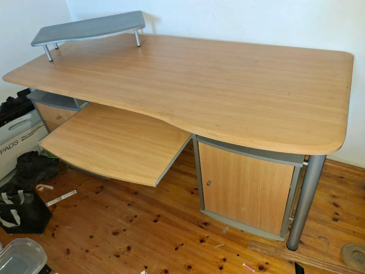Large desk free to take away - Image 1