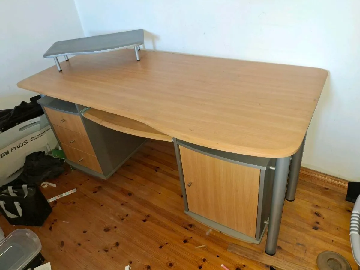 Large desk free to take away - Image 2
