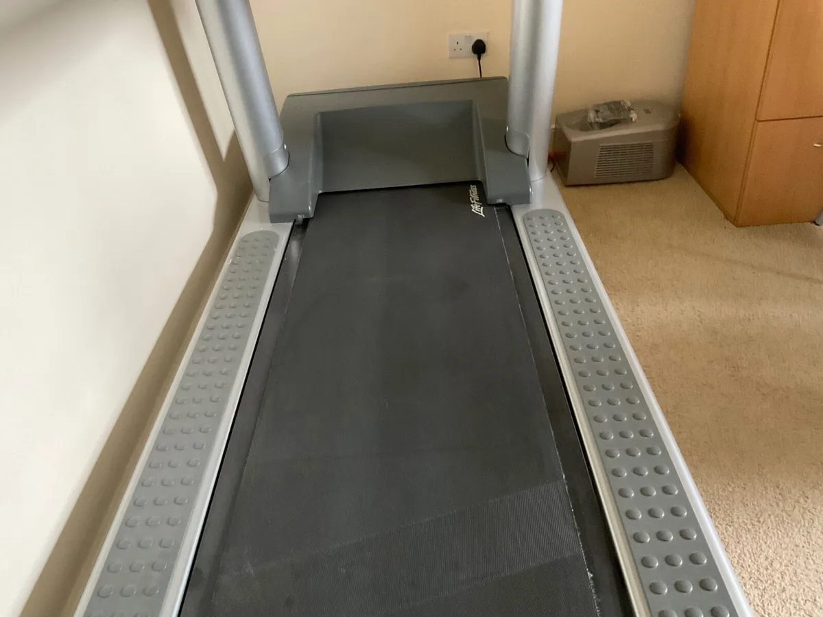Life Fitness T9i Treadmill - Image 2