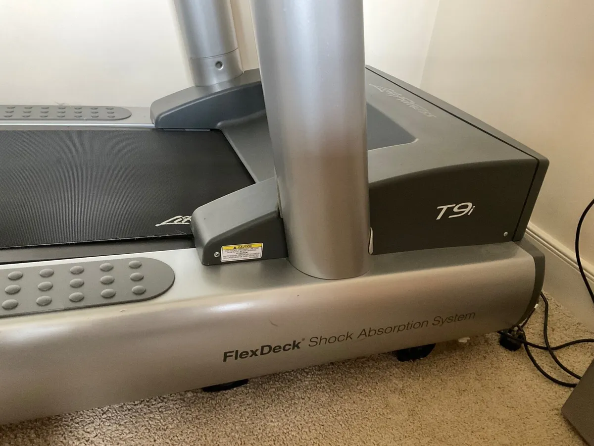 Life Fitness T9i Treadmill - Image 3