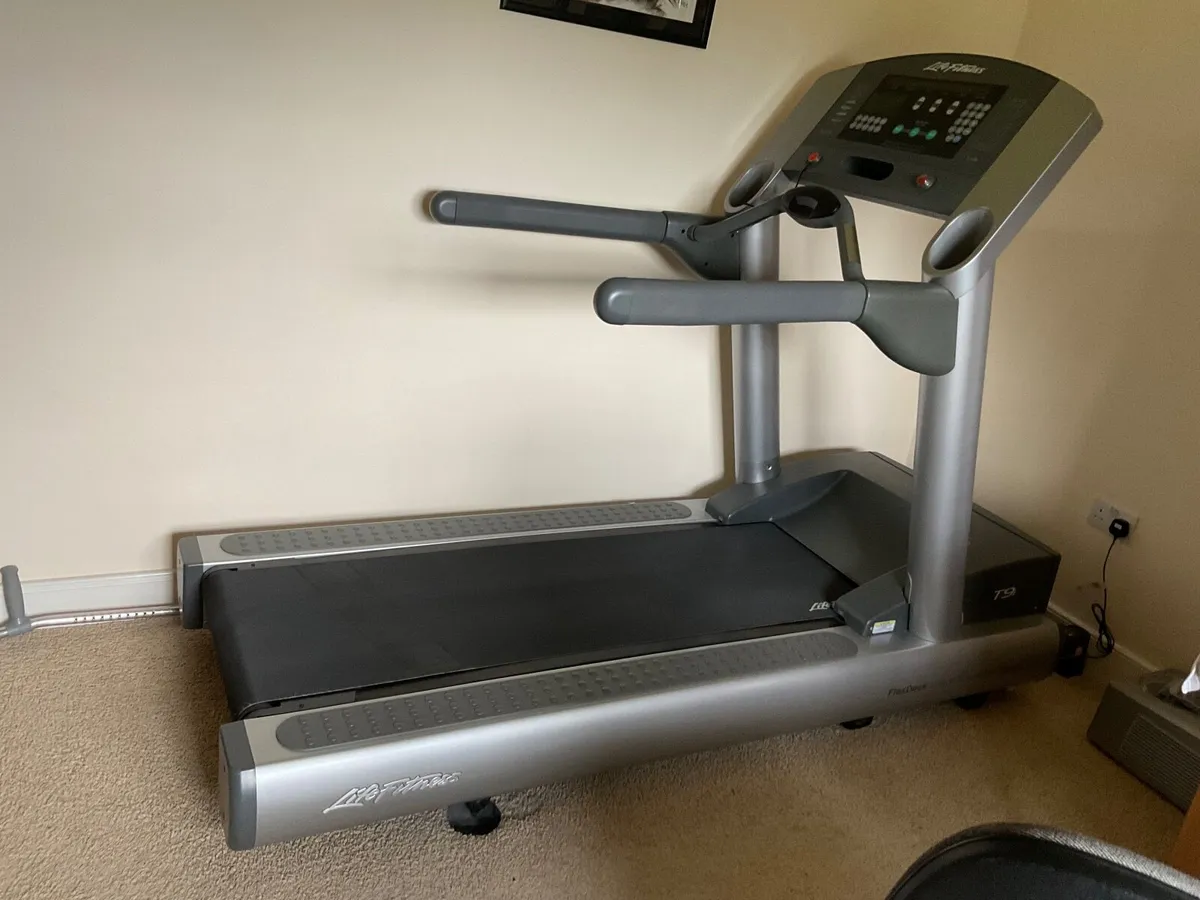 Life Fitness T9i Treadmill - Image 1