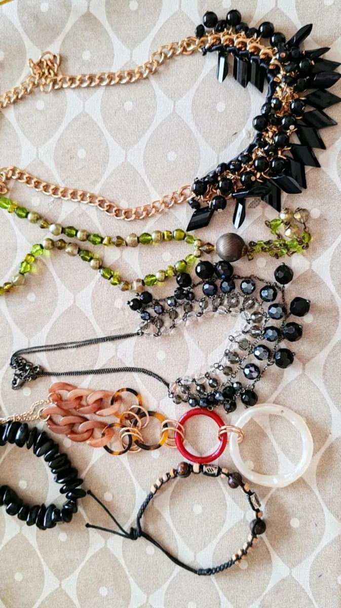 4 necklaces and 2 bracelets - Image 1