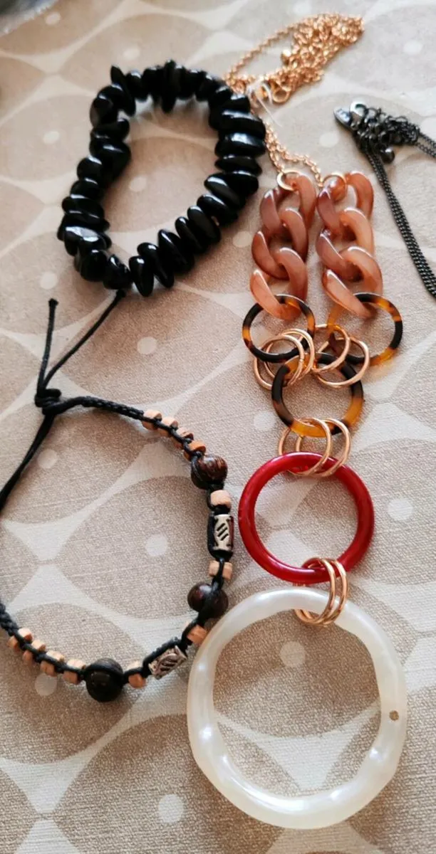 4 necklaces and 2 bracelets - Image 4