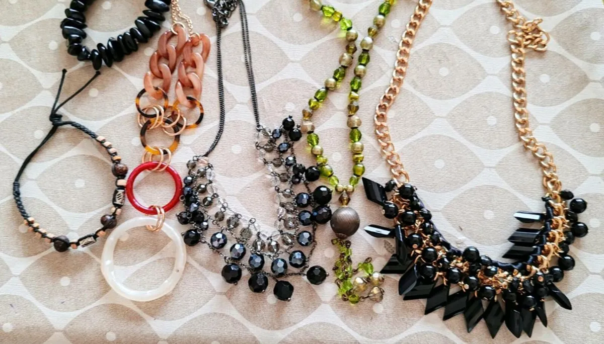 4 necklaces and 2 bracelets - Image 2