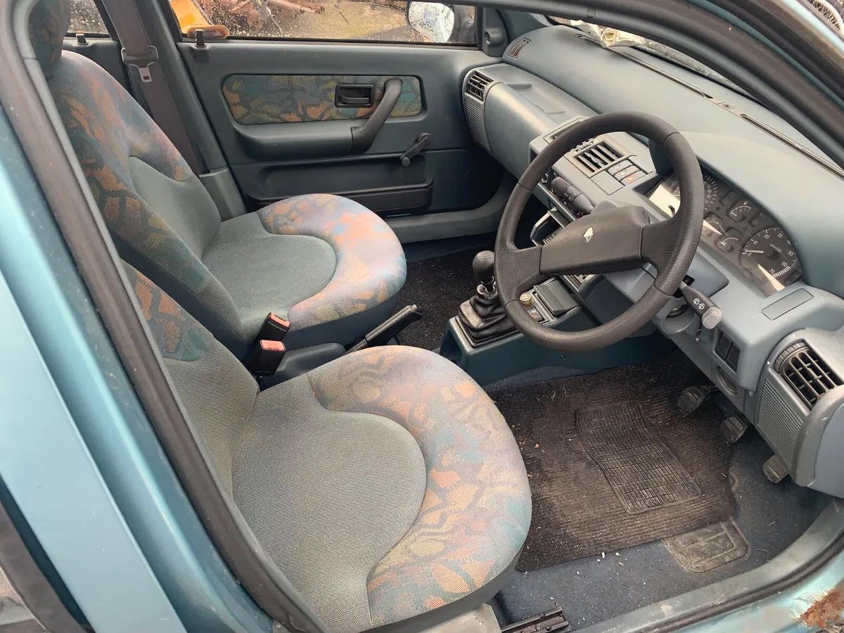 Renault Clio 1995  with 12.000  miles - Image 4
