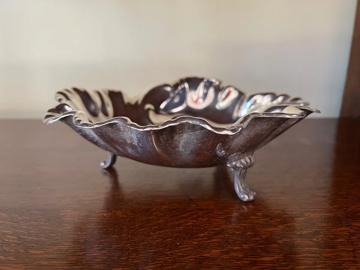 ✨ Vintage Decorative Footed Bowl – Rococo Style ✨ - Image 1