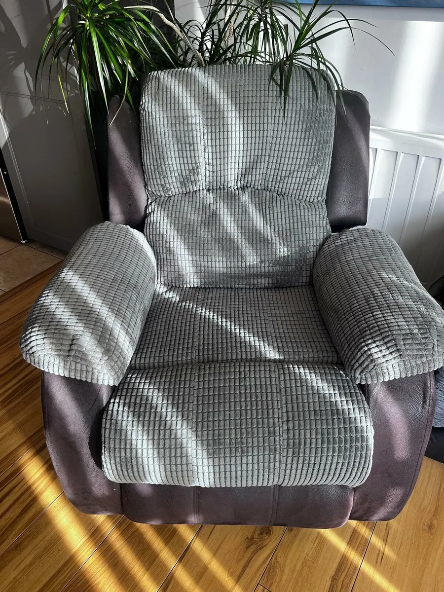 L shaped 3 seat couch & reclining armchair - Image 4