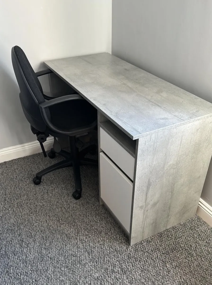 Office desk - Image 1