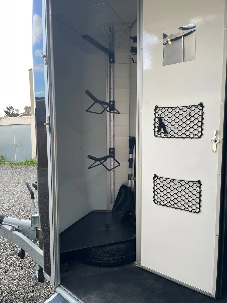 Horse Trailer - Image 2