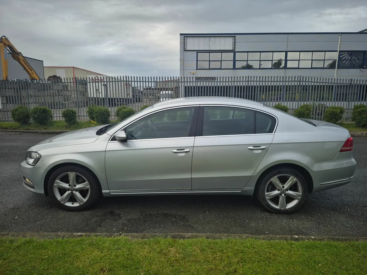 Volkswagen Passat 2012 - Image 2