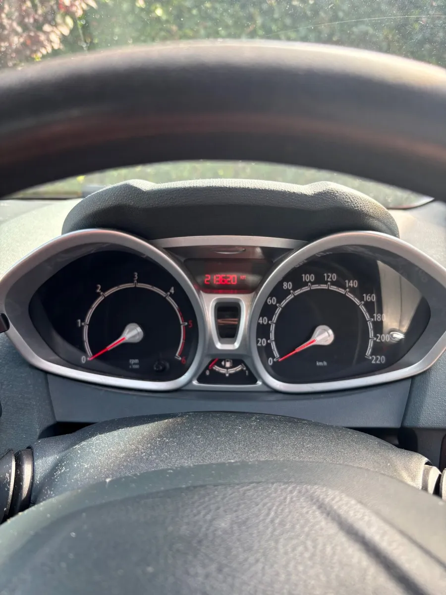 Ford Fiesta 2010 - Image 2