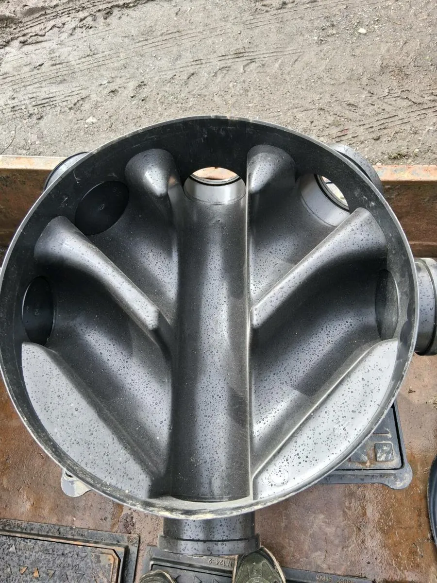 Manhole raisers and lid - Image 1