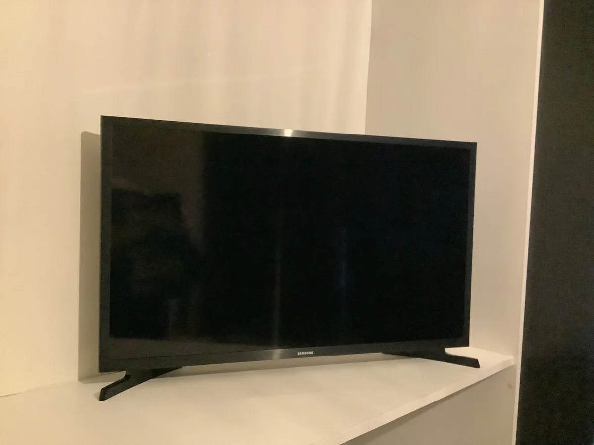 Samsung 32” Smart TV - Image 2