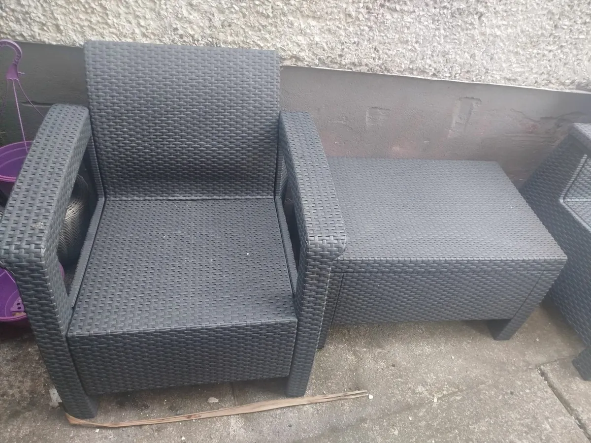2 ratten chairs and table - Image 1