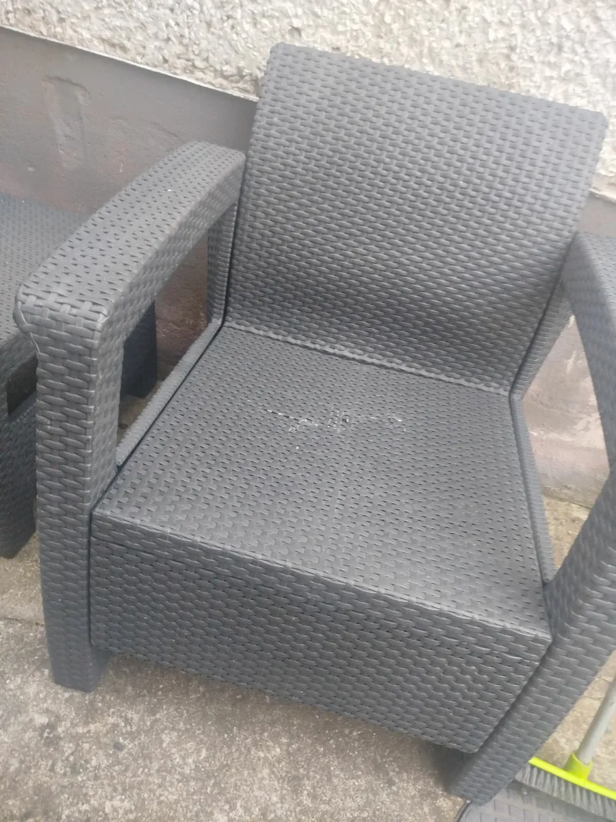 2 ratten chairs and table - Image 2