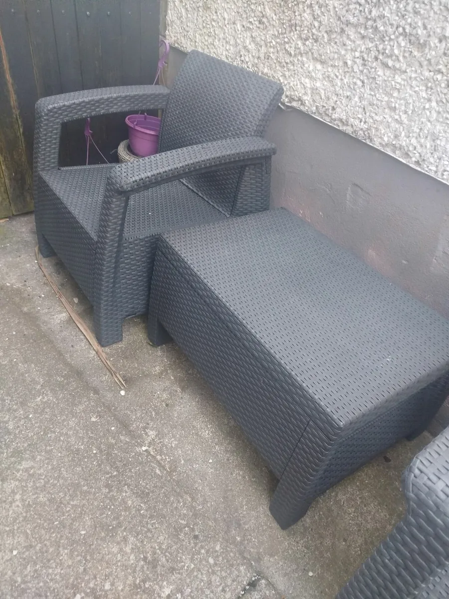 2 ratten chairs and table - Image 3