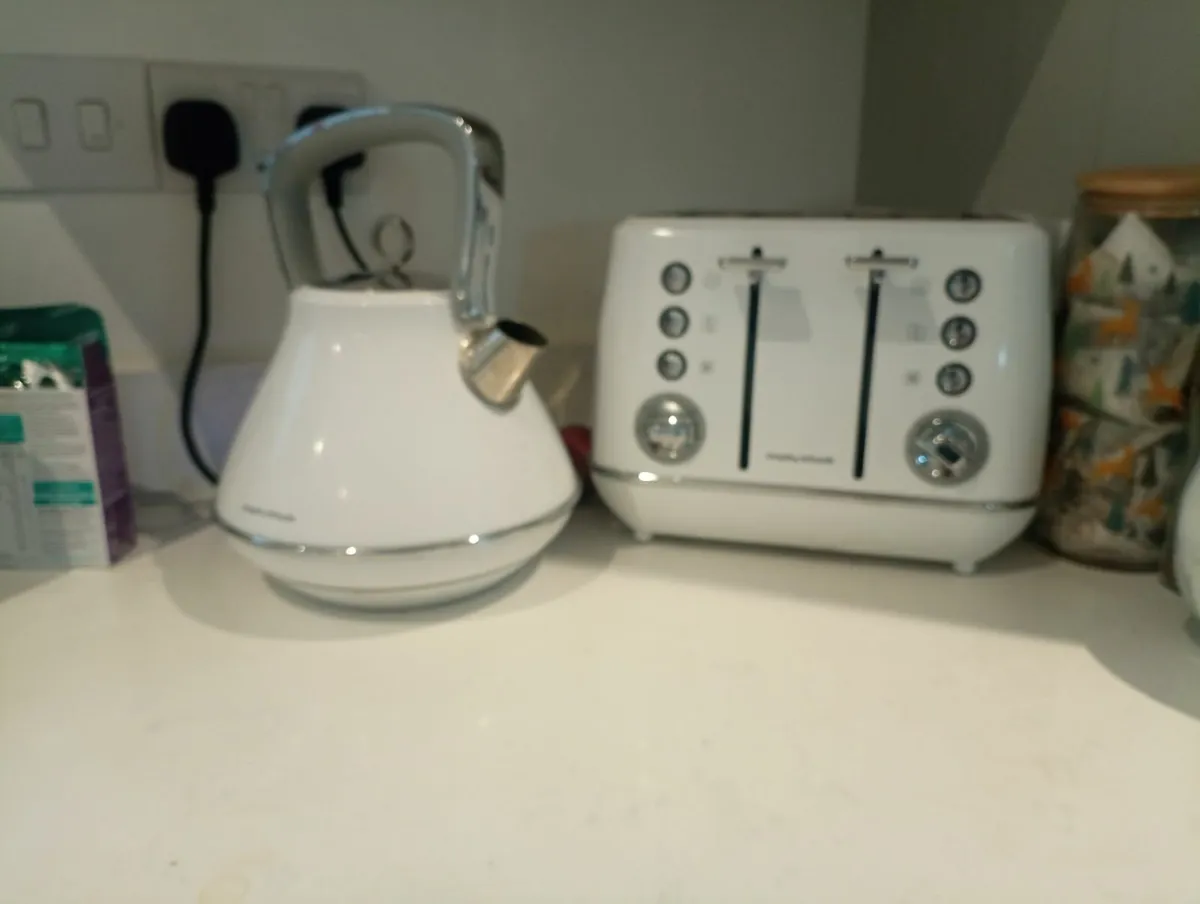 Morphy Richards white kettle & Toaster - Image 1