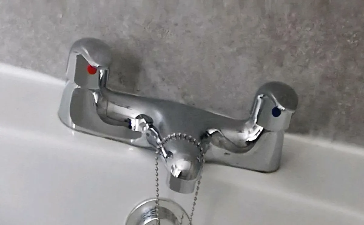A shower and taps for bath - Image 1