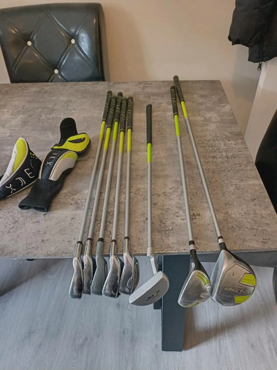 Set of junior golf clubs and bag. - Image 1