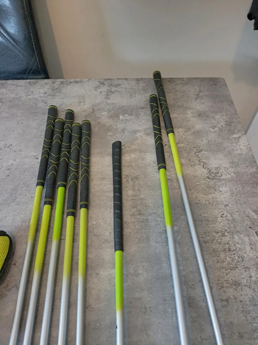 Set of junior golf clubs and bag. - Image 4