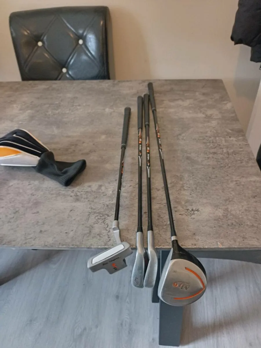 Set of junior golf clubs and bag with stand. - Image 1