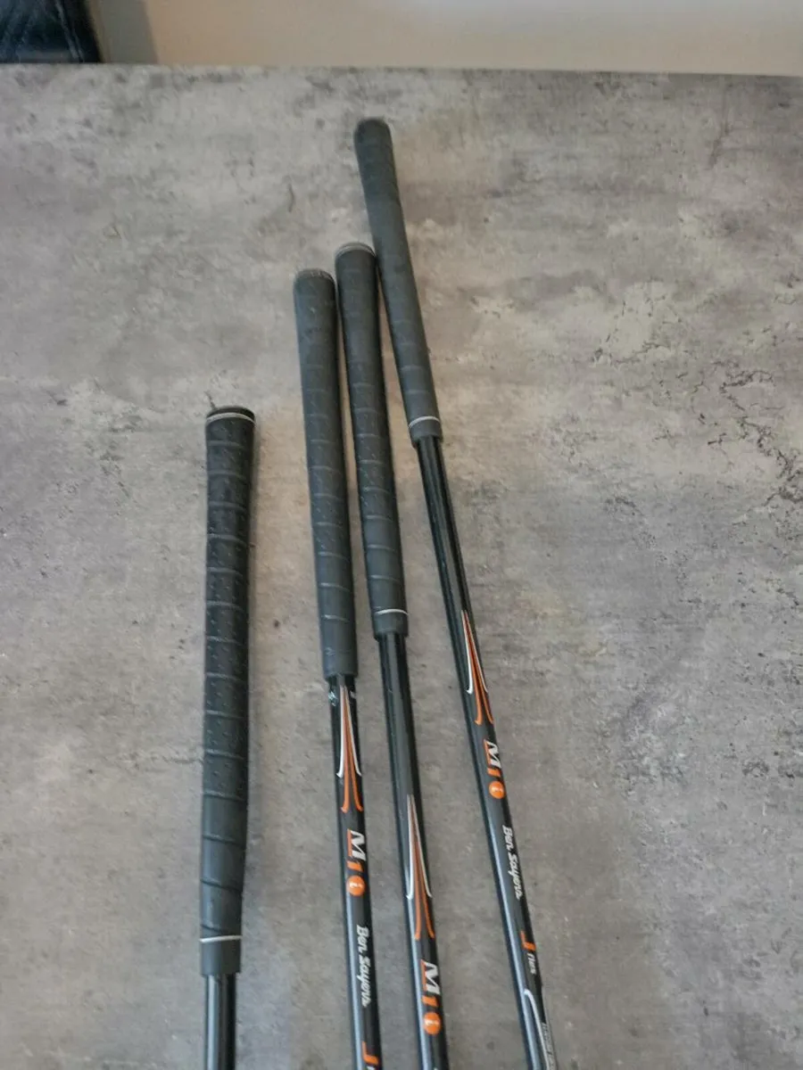 Set of junior golf clubs and bag with stand. - Image 4