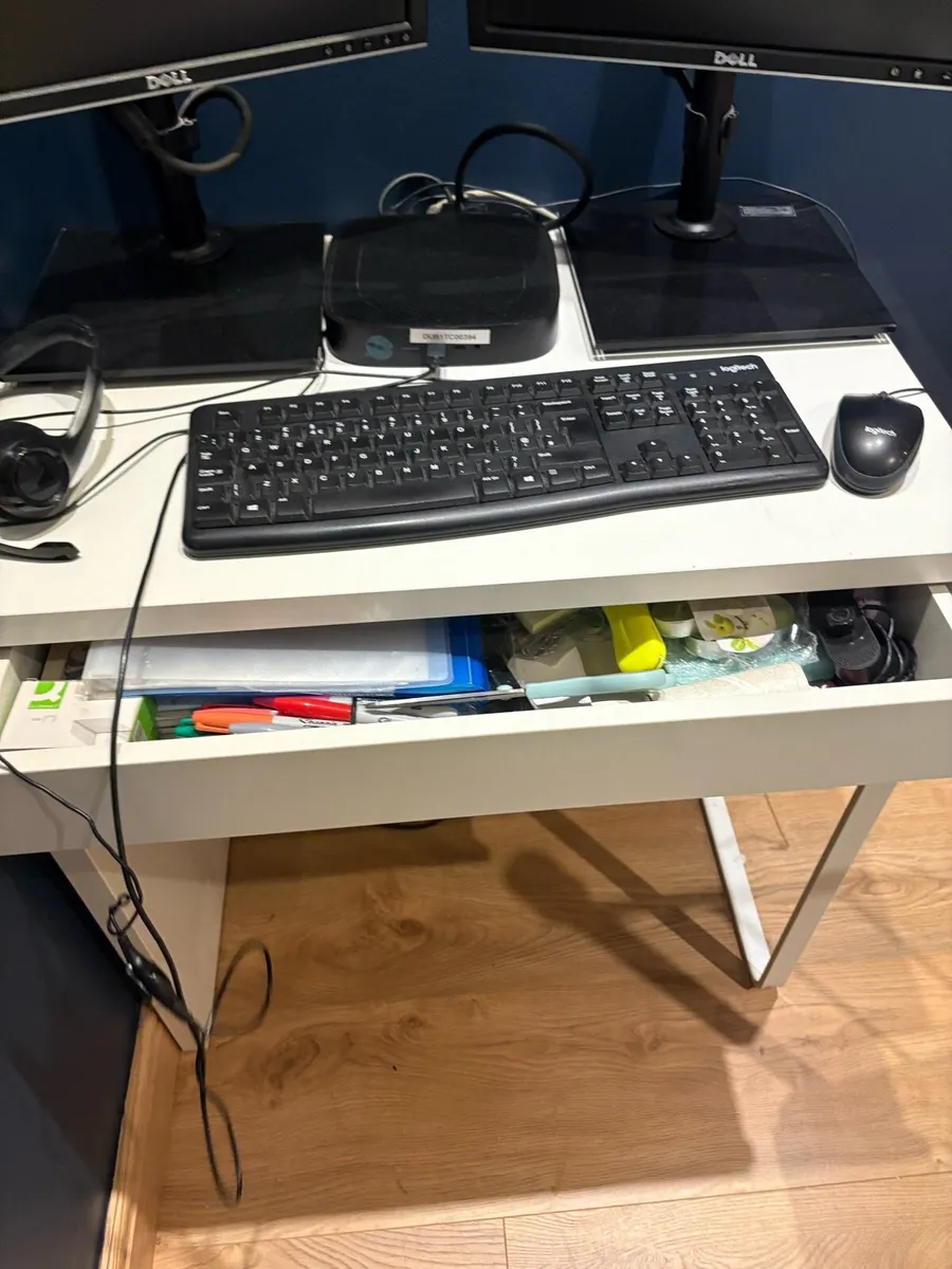 Desk and chair - Image 3