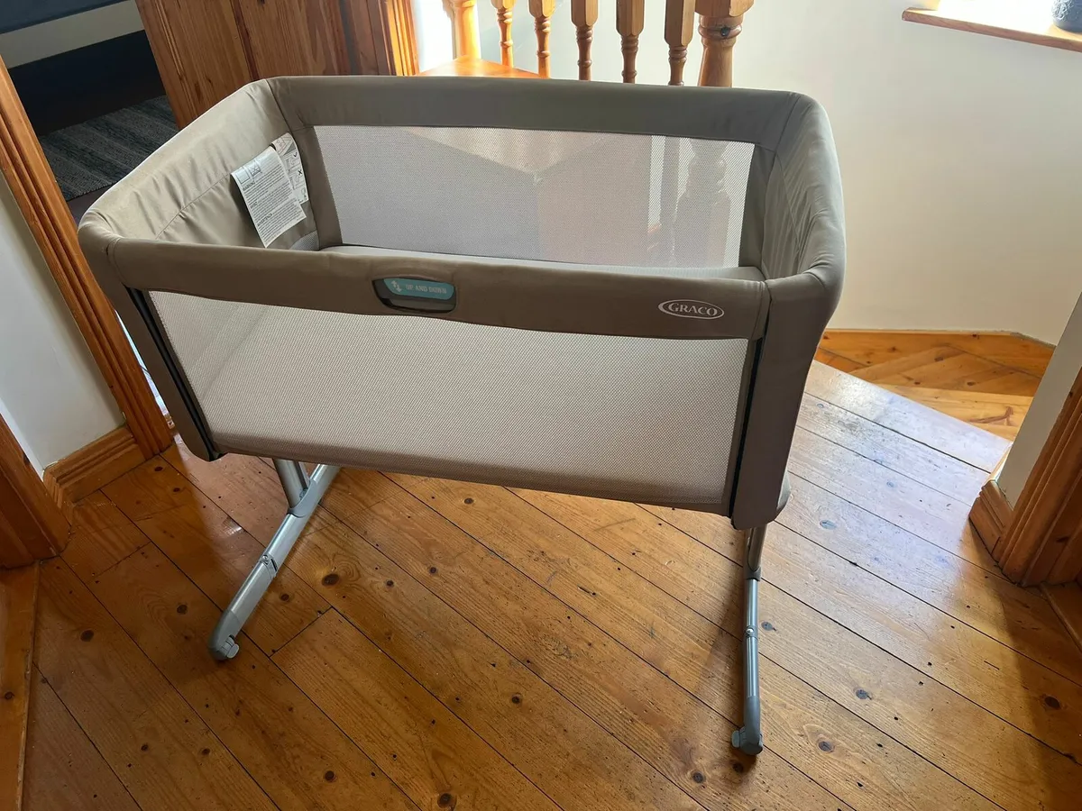Graco bedside crib - Image 1
