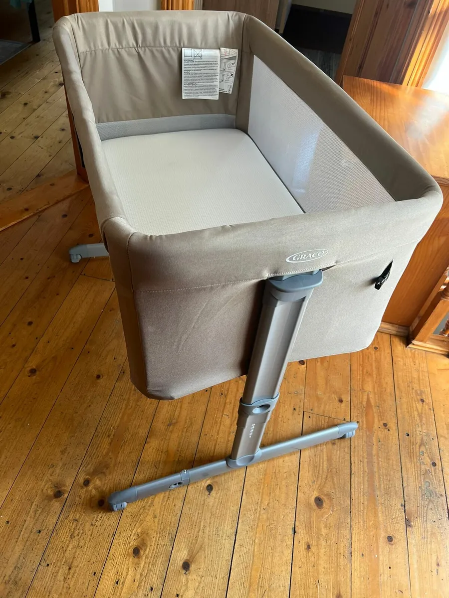 Graco bedside crib - Image 3