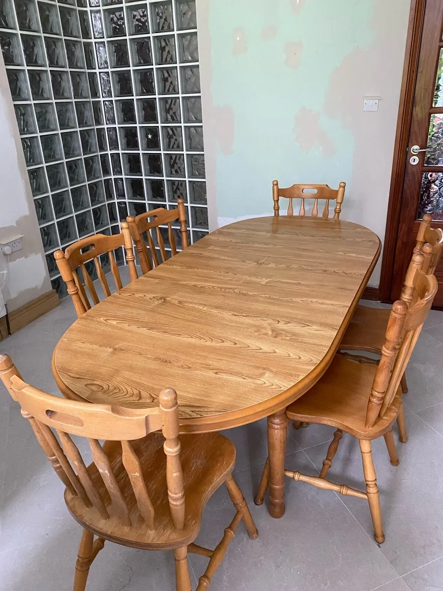 Table and chairs - Image 1