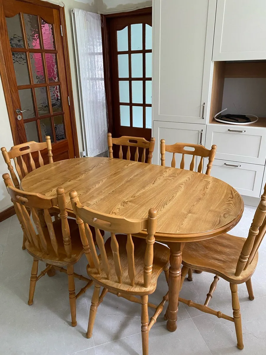 Table and chairs - Image 3