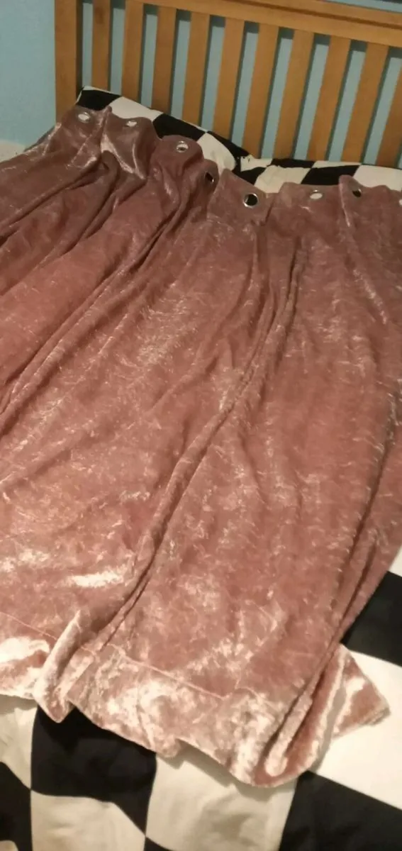 Curtains - Image 2