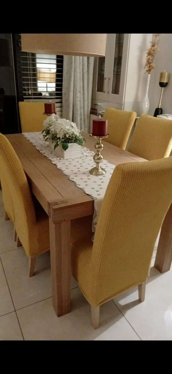 Table and chairs - Image 1