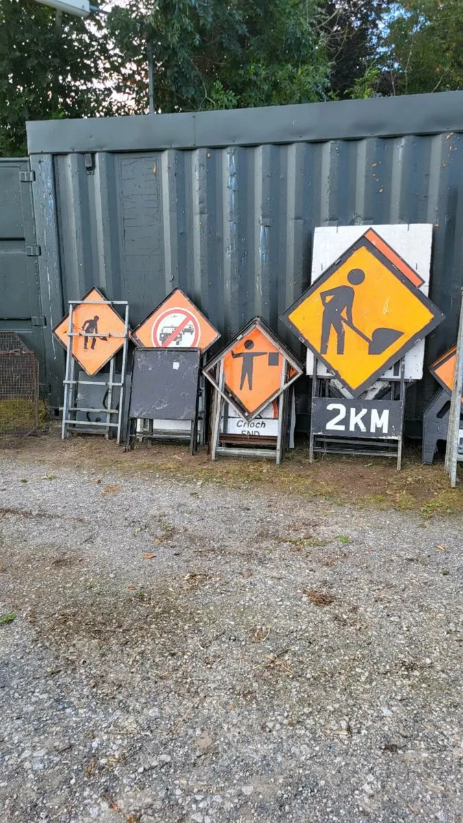 Road management signage - Image 1