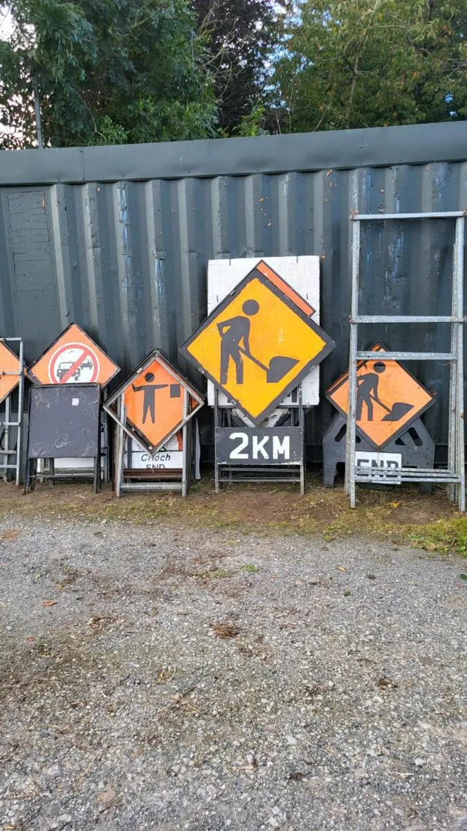 Road management signage - Image 3
