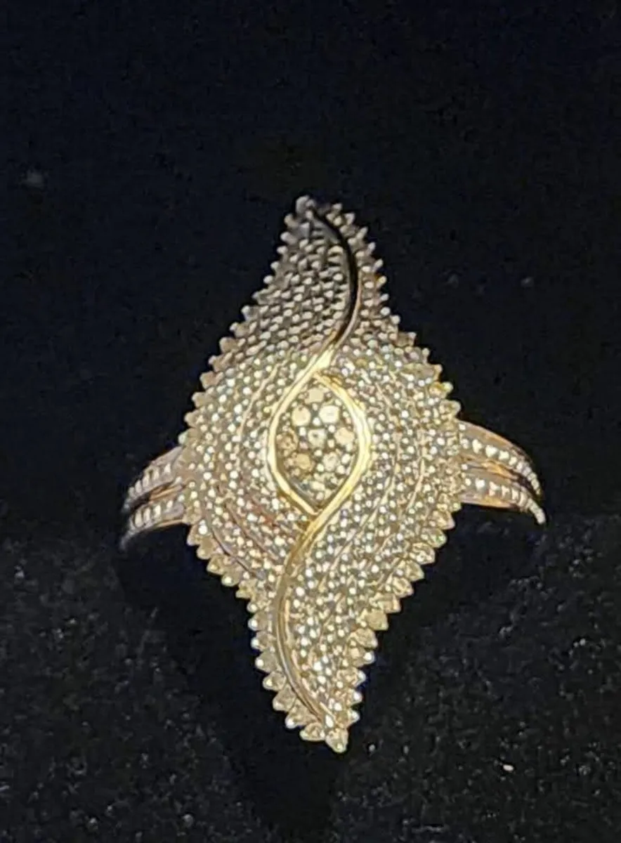 Beautiful Diamond Ring - Image 1