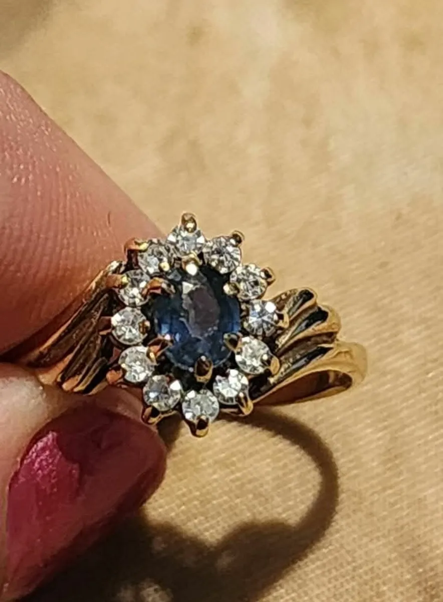 Beautiful Sapphire and Diamond Ring - Image 3