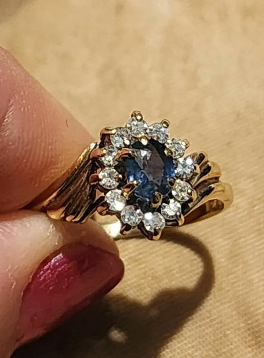 Beautiful Sapphire and Diamond Ring - Image 4