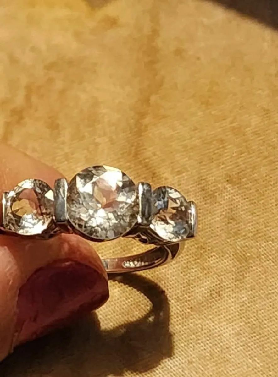 Beautiful 9ct White Gold Trilogy Ring - Image 1