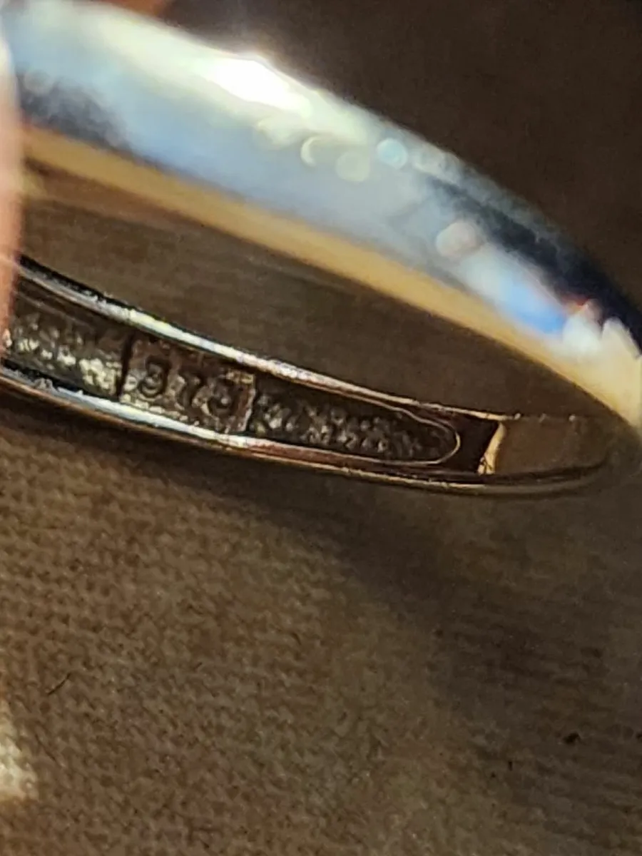 Beautiful 9ct White Gold Trilogy Ring - Image 2