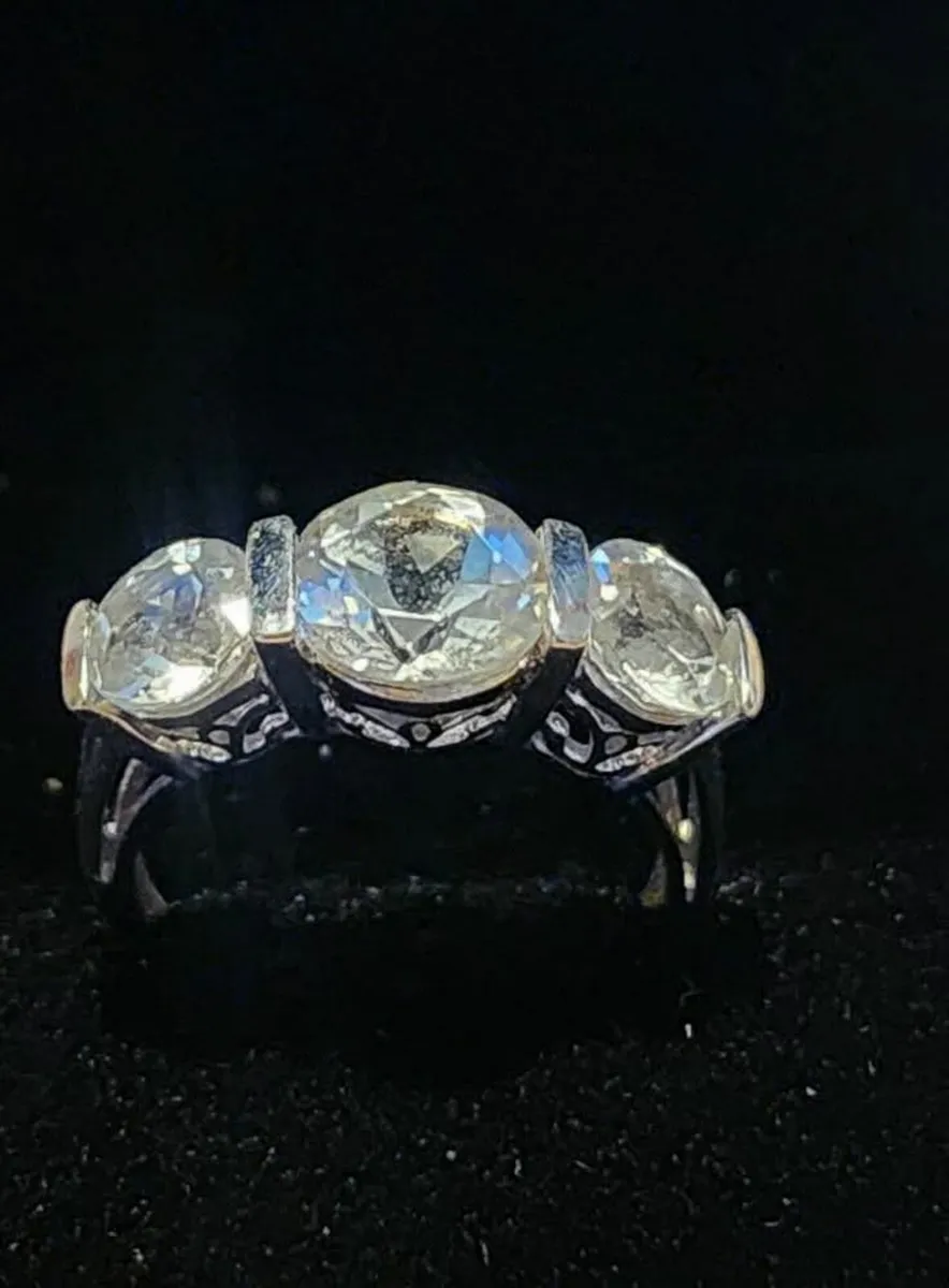 Beautiful 9ct White Gold Trilogy Ring - Image 3