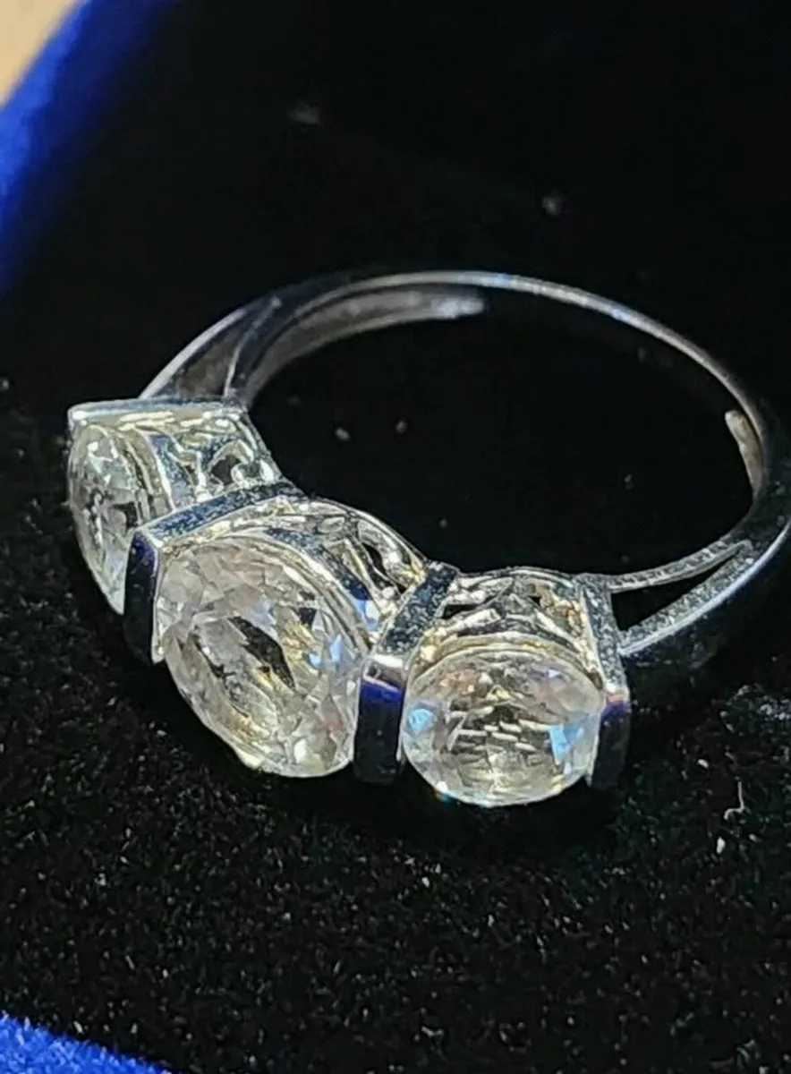 Beautiful 9ct White Gold Trilogy Ring - Image 4