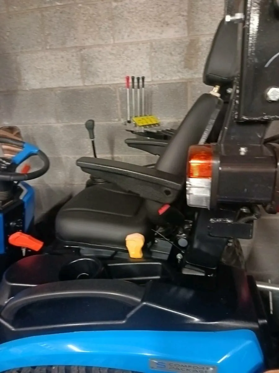Solis tracto.r loader. hedge cutter - Image 3