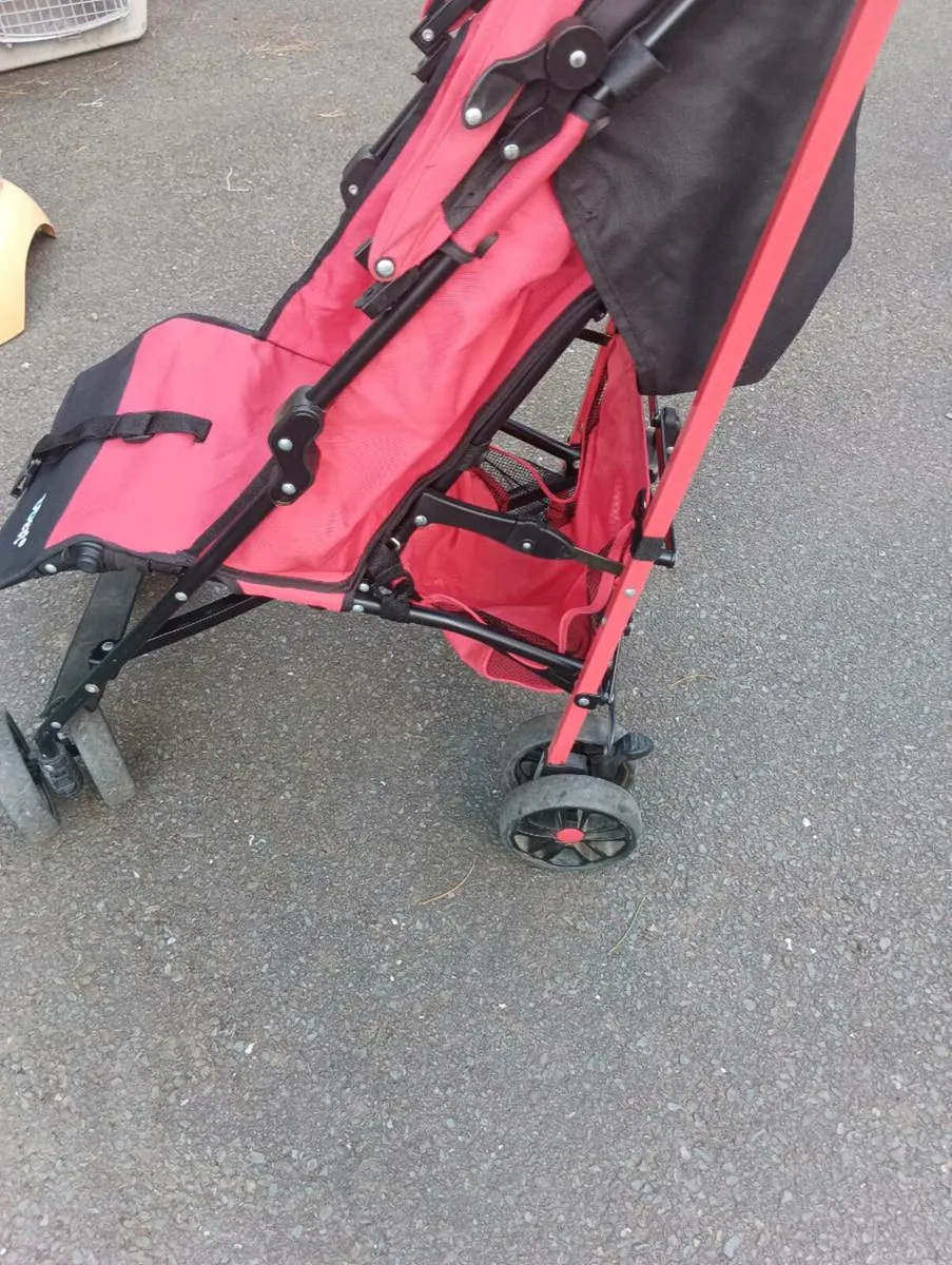 Beautiful buggy like new ,lies back flat.40 Euro - Image 4