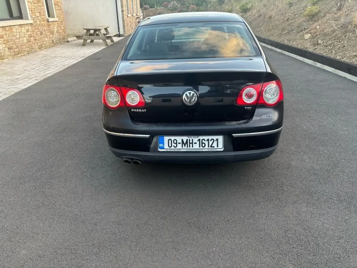 2009 Volkswagen Passat - Image 2